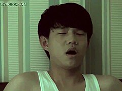 У овом врућем видеу, јапанске студентке са великим дупетом јебе секс играчка