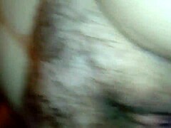 In un video fatto in casa, una bella donna grassa si scontra con un grosso cazzo