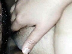 巨乳のエジプト人ハンク・マリはポルノを見ながら妻との性的な出会いを楽しんでいます