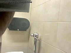 O femeie de culoare face sex oral în baie