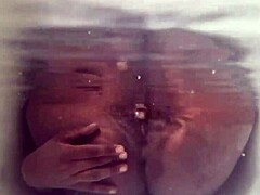 امرأة هندية عاهرة تمارس الجنس وحدها في حوض الاستحمام