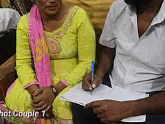 Un professeur indien poilu profite d'une séance sensuelle à chiot avec son élève