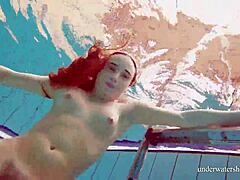 HD-video av Nina Mohnatkas røykende varmt undervannsshow