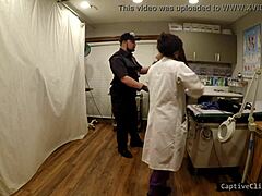 Un poliziotto cattura le tette naturali di una paziente su una telecamera nascosta durante una umiliante perquisizione a nudo