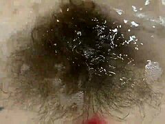 La vagina pelosa feticista si bagna e diventa selvaggia nella vasca da bagno