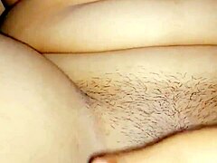 Индийско момиче с големи гърди мастурбира в домашно видео