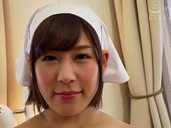 Rina Otomi, en japansk tjej med stora bröst, går ner i hundstil