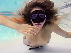 Sophie Murenas röker och onanerar under vatten