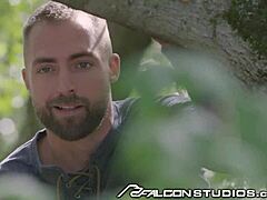 Ένας μυώδης άνδρας τεντώνει τον κώλο του από έναν άγνωστο σε ένα βίντεο των Falcon Studios