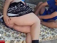 Eine fette Frau bekommt ihre Muschi von einem amateurhaften Kerl auf der Couch gelutscht