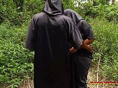Acțiune femdom cu un mare maestru african și armăsarul său în public - video cu cocoș negru 4k