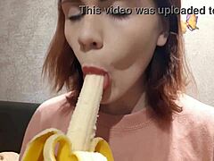 La giovane Casey Ven mostra le sue abilità con le banane