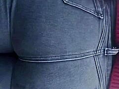 Sperma na peknej zadnici v džínsoch s citrónovými prsia 2