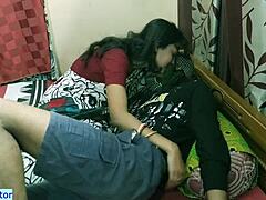 Tamil teenager får sin fitte knullet af en stor indisk dhabhi i HD-video