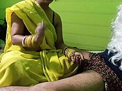 豊満なインドの義理の娘が、ホットな先生と本物のロールプレイでセックスします。
