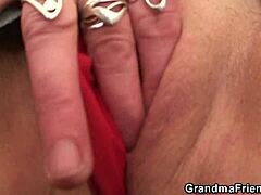 HD video stare žene koja se prstima zadovoljava pre grupnog seksa