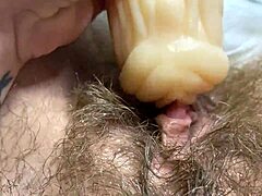 Sensuell amatör njuter av en närbild orgasm från hemmagjord onani