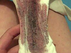 Morena feminina mostra calcinhas sujas e peitos pequenos em vídeo menstrual