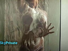 Alma Grace yang menggoda memamerkan payudara besar dan pantat sempurna dalam adegan mandi yang sensual