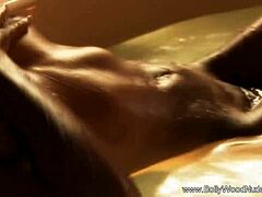 Video in HD di una donna indiana matura in uno spogliarello