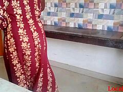 Indische Ehefrau in rotem Kleid wird vor der Webcam hardcore gefickt