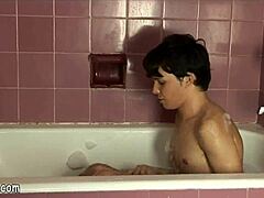 Un jeune homme se fait plaisir dans un bain chaud