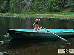 ילדה חמודה נהנית מתענוג עצמי בסירה עם דילדו