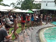 Filippinsk asiatisk turist får overraskende besøg på Orchids Hotel