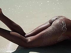 バストの大きな美女マリア・リヤブシュキナがビーチセックスにオイルを塗る