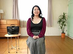 Японската домакиня Тацуко Ашикава показва първото си порно видео