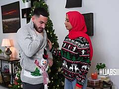 Oskyldig muslimsk flickvän överraskar sin pojkvän med en speciell julklapp