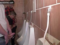 3some gay bareback cu deepthroat și mâncare de spermă într-un wc public