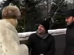 Снежна плава проститутка попуши двојици Француза