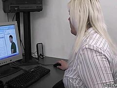 Une secrétaire blonde aux gros seins se fait branler les seins et baiser par son patron au bureau