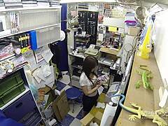 Japonaise à gros seins se fait double pénétrer sur le lieu de travail