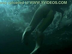 Loira gostosa em modo de mergulho magro: vídeo em HD de uma garota nua e sexy