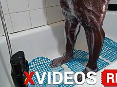 Černá milfka si užívá fetiš nohou ve sprše