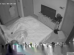 Kamera pengintip menangkap seorang gadis sedang beraksi di bilik tidurnya