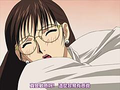 Animowana nauczycielka Saya doświadcza intensywnej przyjemności z wodospadowym orgazmem, podczas gdy jej rozwiązła sylwetka jest wzmocniona przez żeńską lekarkę o imieniu Yui