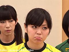 Νεαρά κορίτσια από την Ιαπωνία μαθαίνουν από τον προπονητή τους σε ένα καυτό μάθημα ομάδας