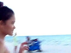 Prima dată când o adolescentă asiatică se alătură latinei și filipinezei într-un trio fierbinte pe plajă