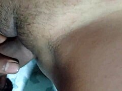 Prvýkrát dievča ukazuje svoje malé prsia svojmu nevlastnému bratovi v domácom videu