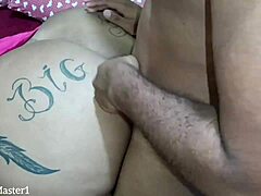 Tetovaná krásná tlustá žena Suzy dostává svůj velký zadek v hurikánu chtíče