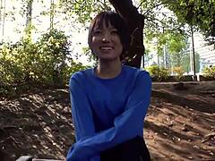 La delgada estudiante Suzu Monami en un encuentro caliente con creampie