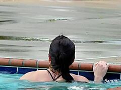 Esposa amateur muestra su gran culo en bikini en tanga en la piscina del campamento
