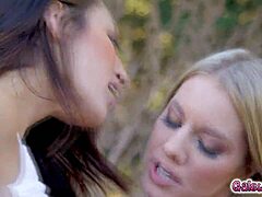 Dos chicas universitarias, Candice Dare y Bella Rolland, tiradas en el bosque, se entregan a la intimidad lésbica