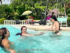 ¡Amigos latinos me tientan con placer junto a la piscina antes de un trío caliente!