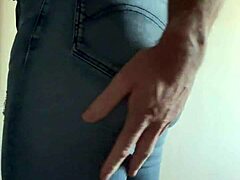 Un mec gay amateur se masturbe en cuir et jeans