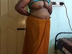 Istri rumah tangga Desi memperlihatkan payudara besar dan vaginanya yang dicukur dalam sesi solo yang menggairahkan