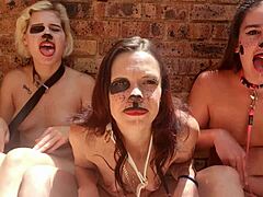 Τρεις γυμνές γυναίκες επιδίδονται σε kinky παιχνίδι γλώσσας σε εξωτερικούς χώρους